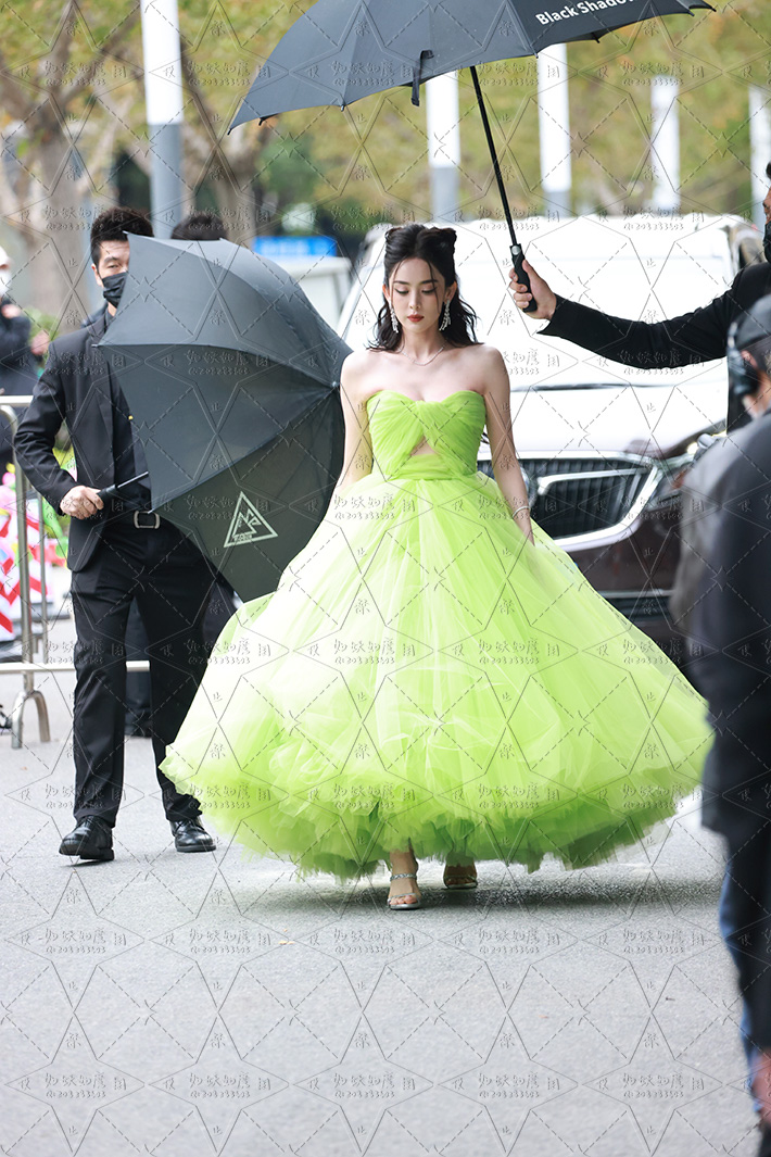 古力娜扎vogue上班，绿色公主裙~
