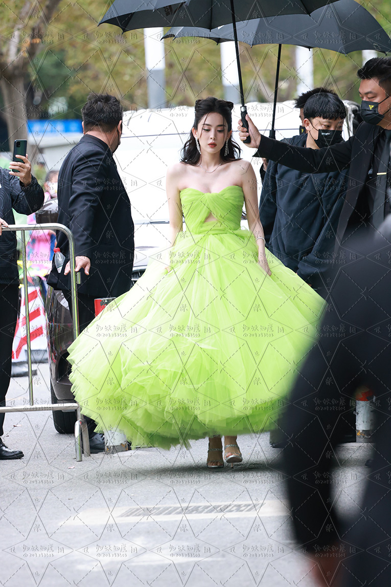 古力娜扎vogue上班，绿色公主裙~