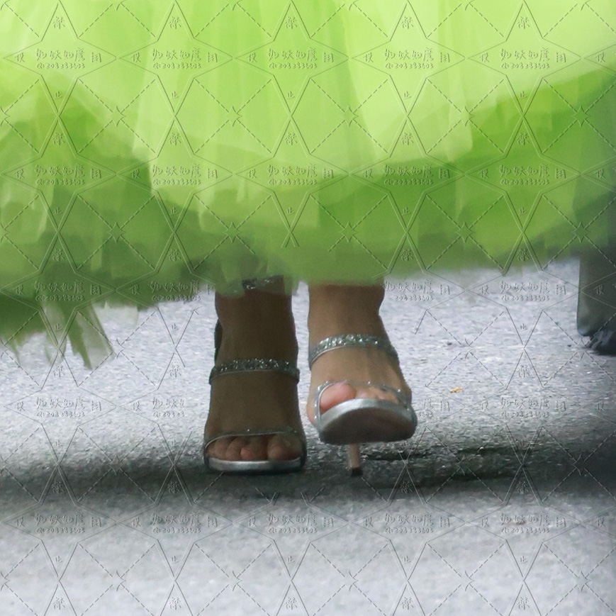 古力娜扎vogue上班，绿色公主裙~