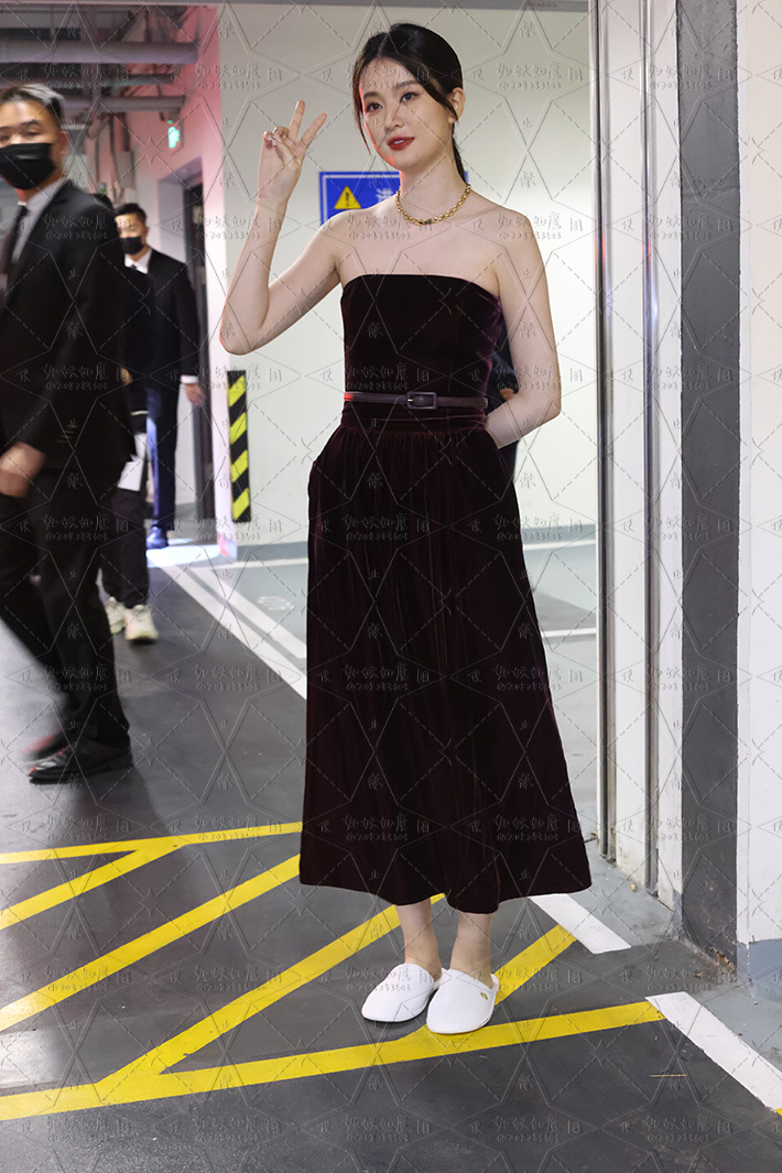 乔欣221015停车场摆拍