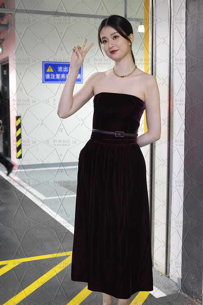 乔欣221015停车场摆拍