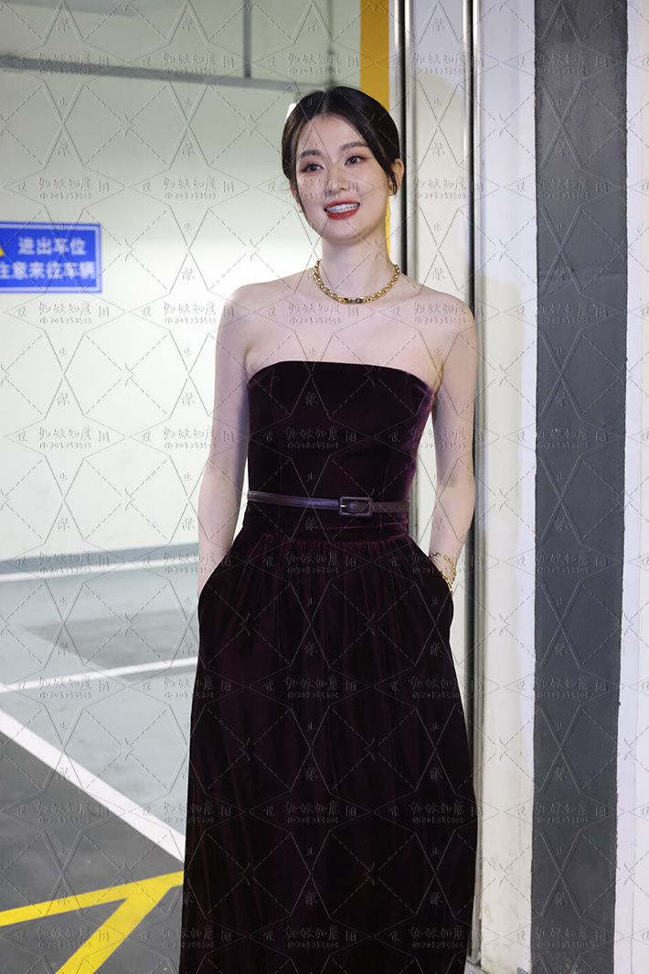 乔欣221015停车场摆拍