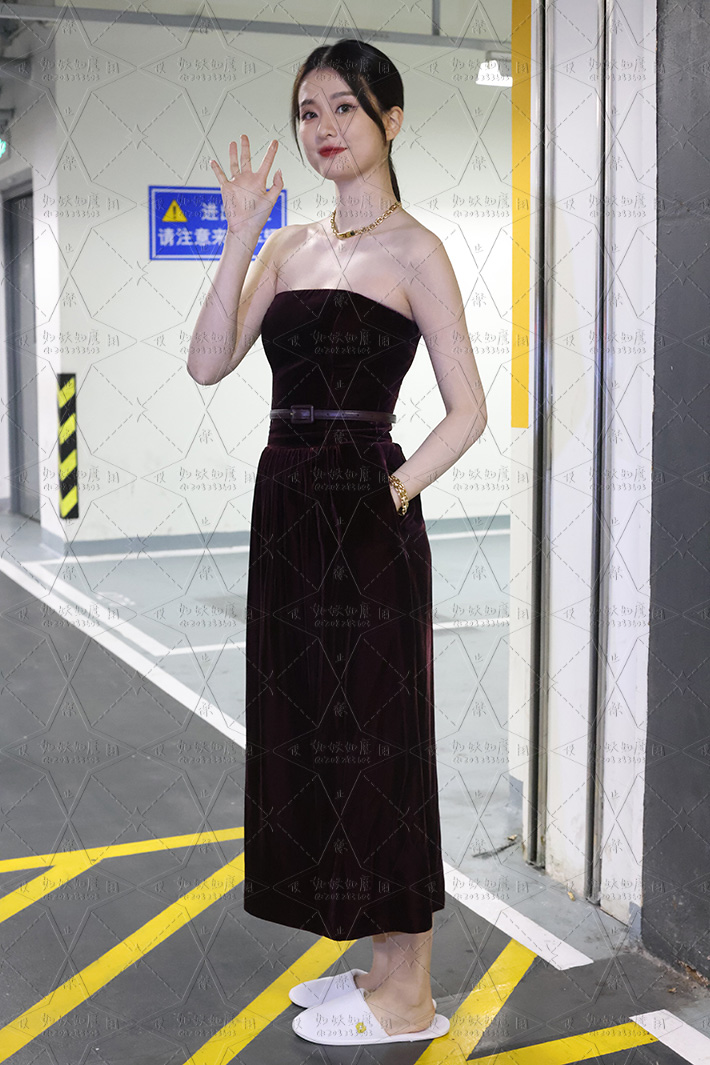 乔欣221015停车场摆拍